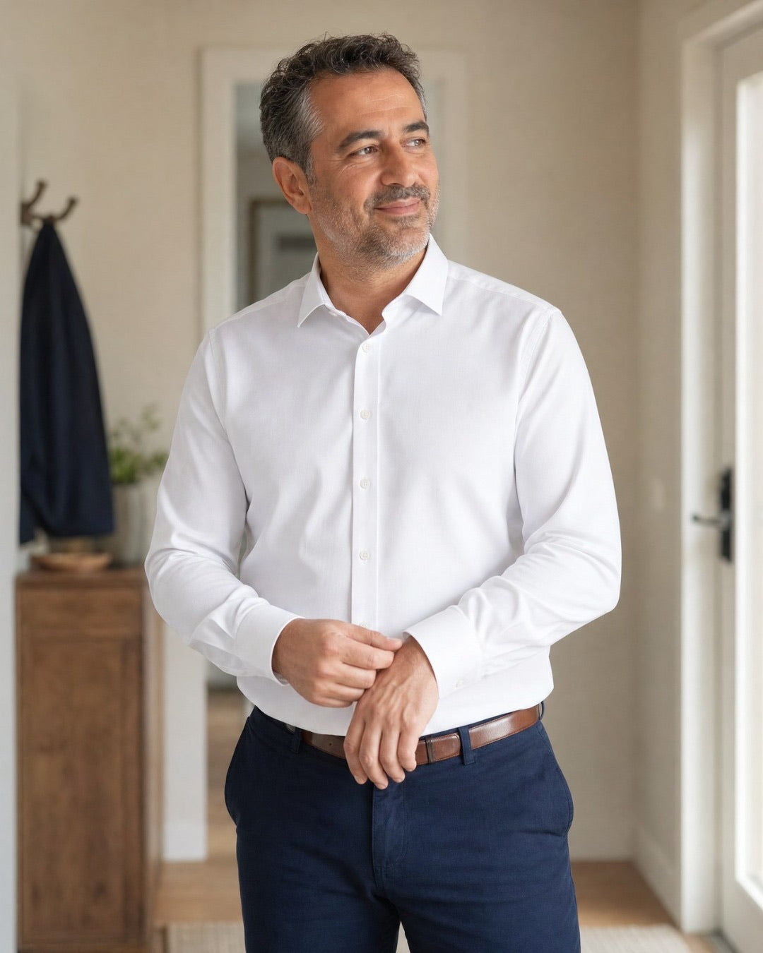 Sabah evden çıkmadan gömleğini ilikleyen adam